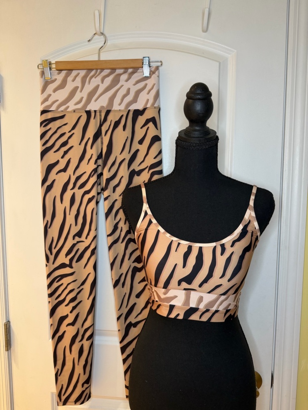 Beach Riot Beige & Black Tiger Stripe Active Crop Top size M, leggings size L